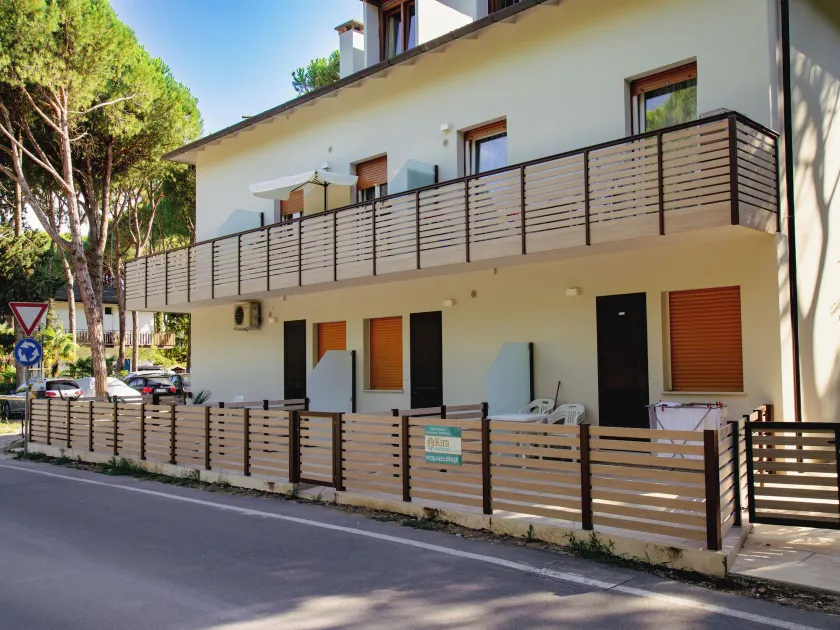 Charming accommodation with a lovely patio - Image 1