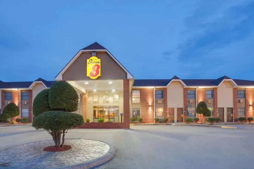 Super 8 by Wyndham Morrilton - Image 1