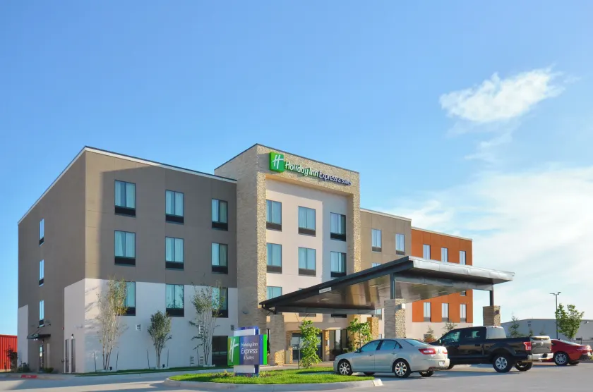 Holiday Inn Express & Suites Oklahoma City Mid - Arpt Area by IHG - Image 1