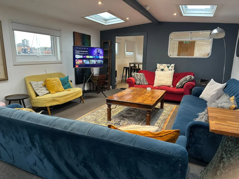 Liverpool Waterfront Stay, excellent location , parking available - Image 1