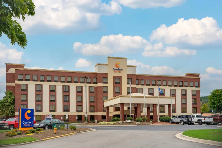 Comfort Suites Outlet Center - Image 1