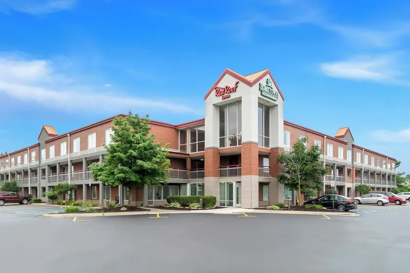 HomeTowne Studios by Red Roof Auburn Hills - Image 1