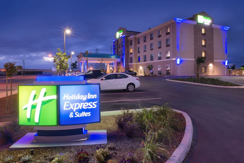 Holiday Inn Express & Suites Bakersfield Airport by IHG - Image 1