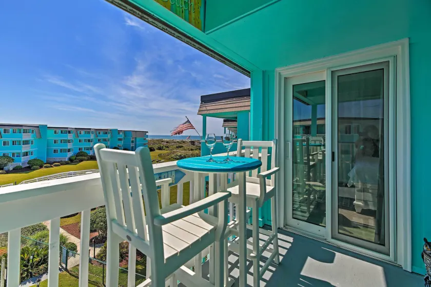 Oceanfront corner condo with balcony, washer/dryer, AC, & pool access - Image 1