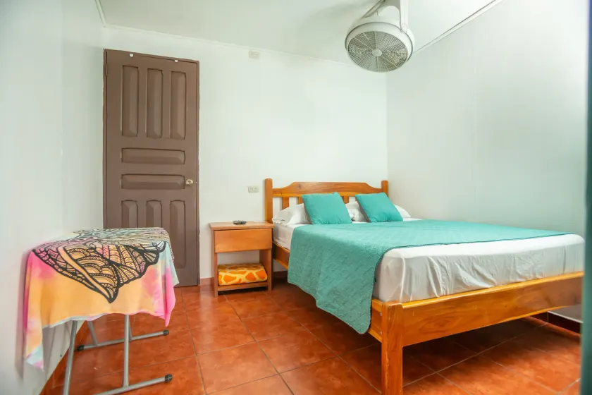 Hostal Nuevo Arenal downtown, private rooms with bathroom - Værelse