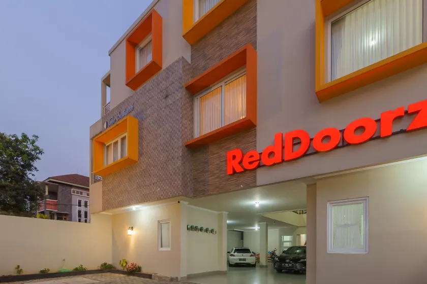 RedDoorz near Taman Makam Pahlawan Cikutra - Image 1