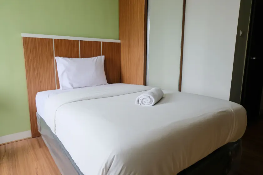 Best Deal Studio at Harvard Jatinangor Apartment By Travelio - Room