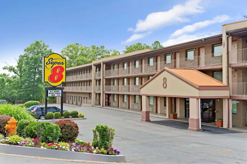 Super 8 by Wyndham Laurel - Image 1
