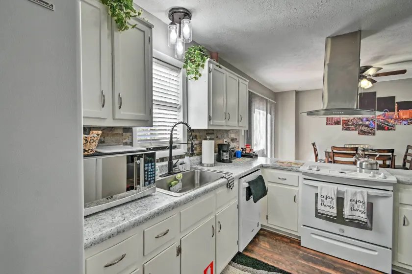 Updated Fayetville Townhome-Away-From-Home w/ Yard - Interior