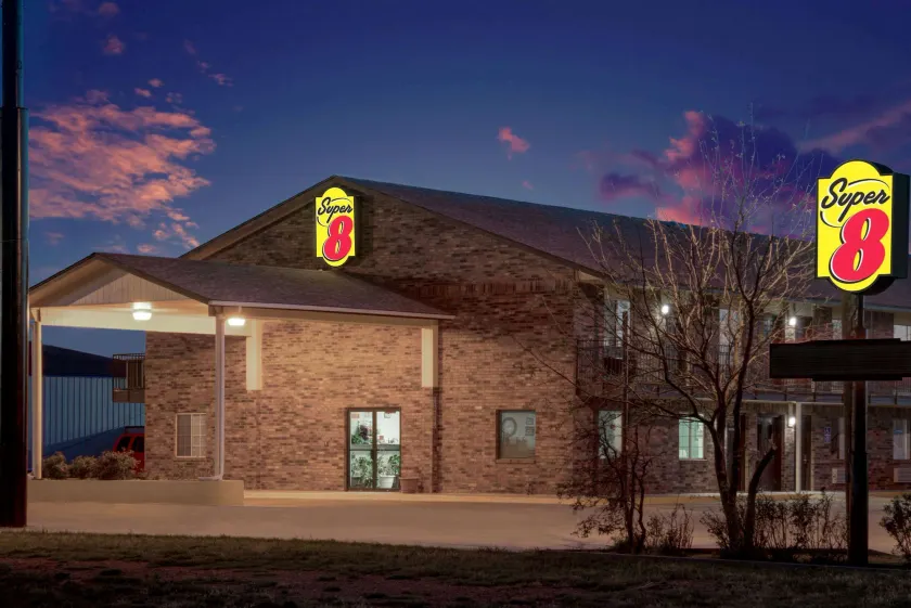 Super 8 by Wyndham Dumas TX - Image 1