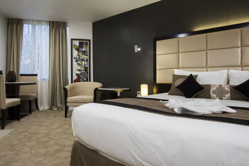 VR Queen Street Hotel & Suites - Image 1