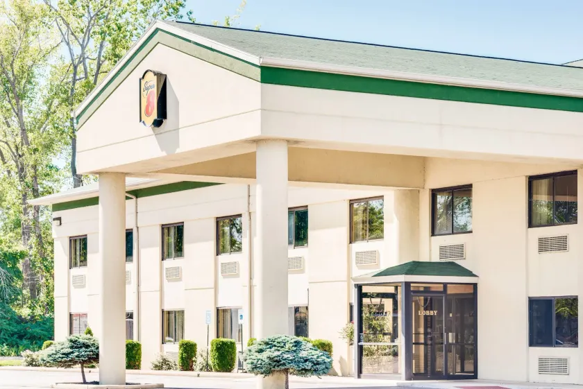Super 8 by Wyndham Port Clinton - Image 1
