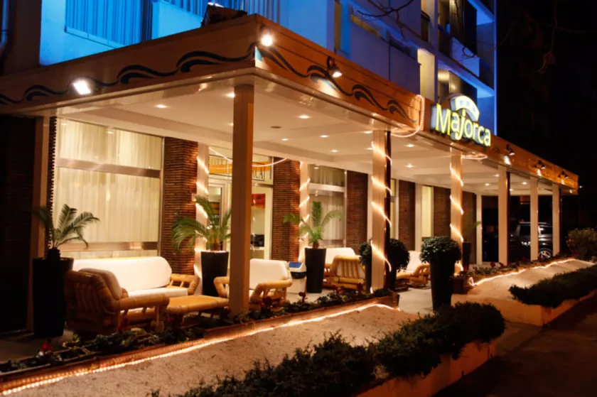 Hotel Majorca sul Mare in centro a Riccione con Area Fitness - Image 1