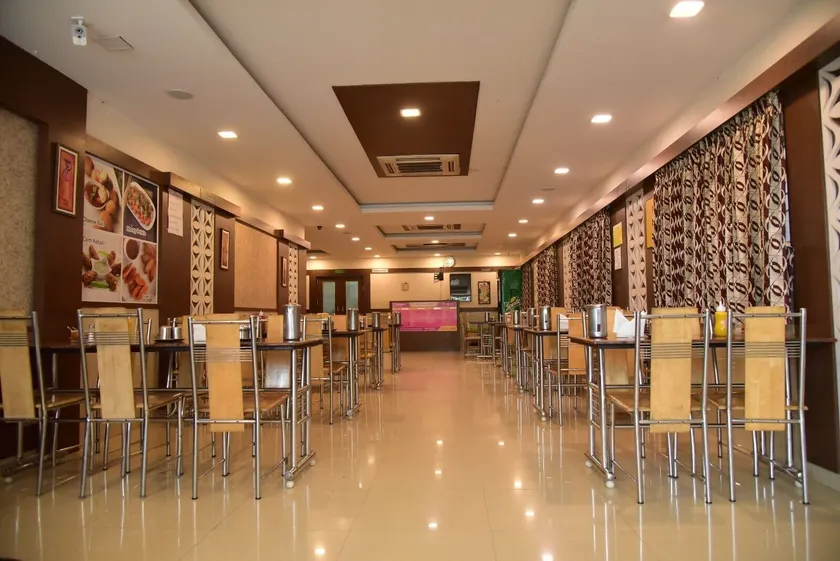Hotel Varshan International - Image 1