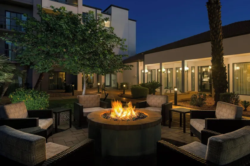 Courtyard by Marriott Phoenix Airport - Image 1