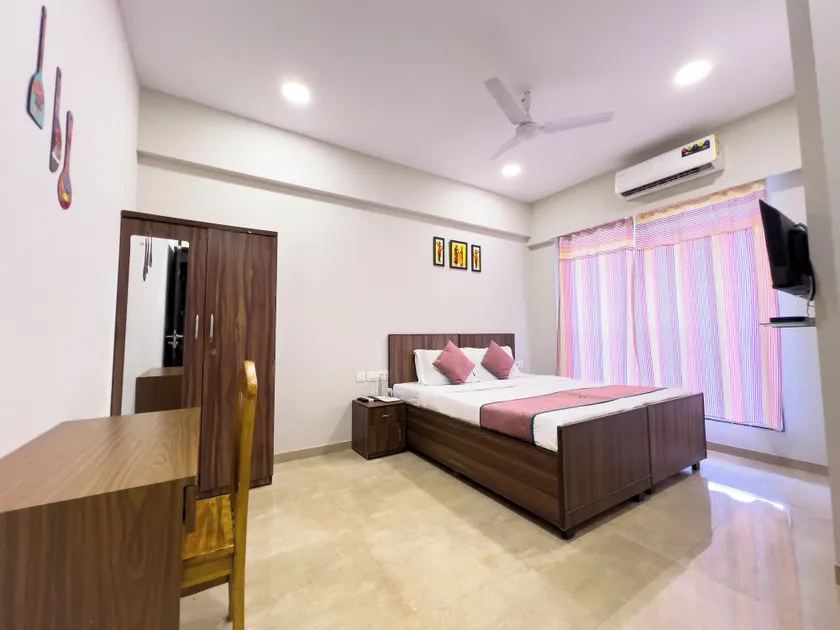 Pinakii Comfort Stay Vile Parle - Near Airport - Image 1