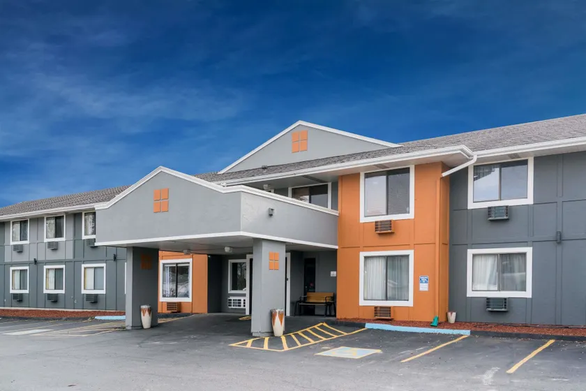 Super 8 by Wyndham Rochester Mayo Clinic Area - Image 1