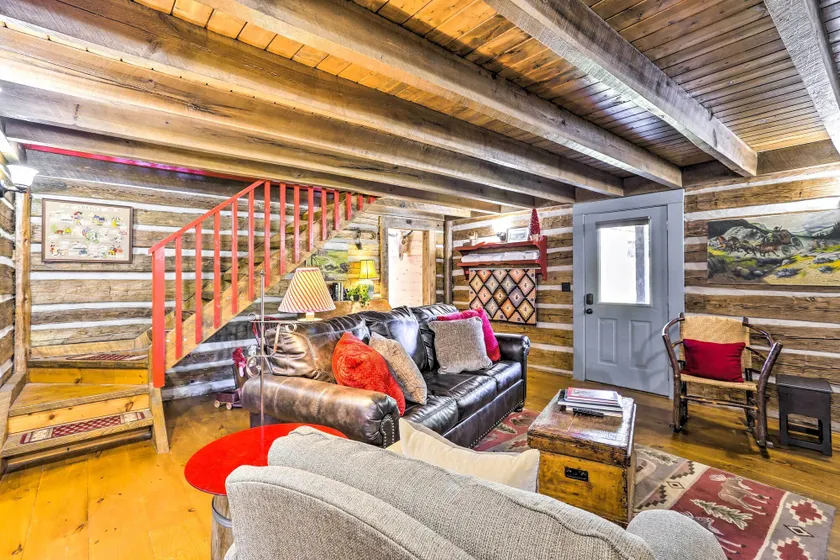 Lovely Flat Rock Cabin From 1905 w/ Fireplace - Interiør