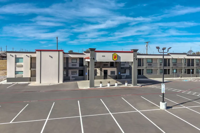 Super 8 by Wyndham Lubbock Airport - Image 1