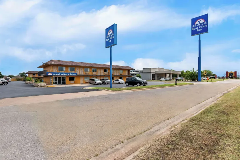 Americas Best Value Inn Stillwater - Image 1