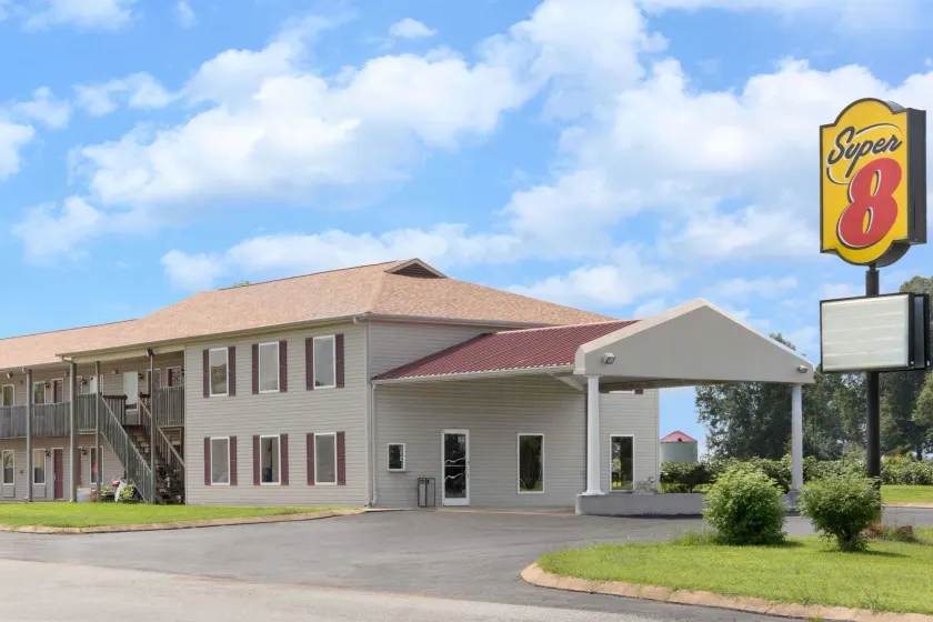 Super 8 by Wyndham Whiteville - Image 1