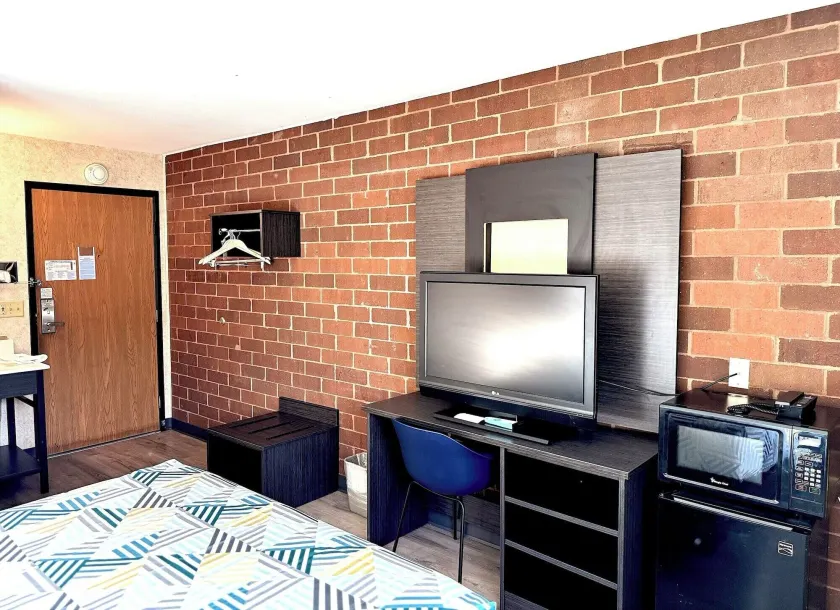 Motel 6-Eau Claire, WI - Image 1