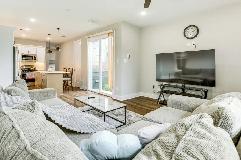 Modern Home w/ Private Yard in Northeast H-town! - Image 1