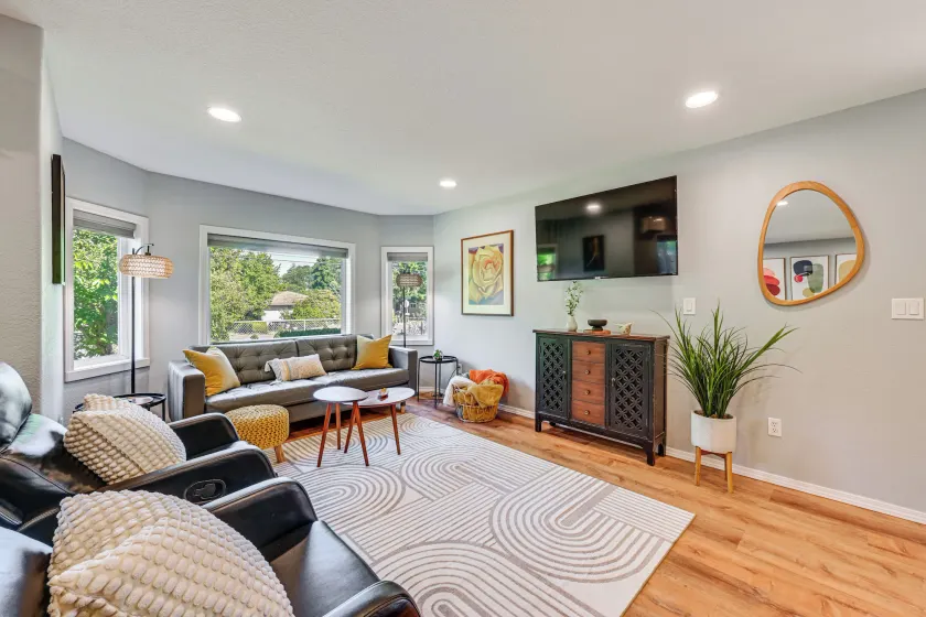 Seatac Getaway! Fully Fenced w/ Workspace - Image 1