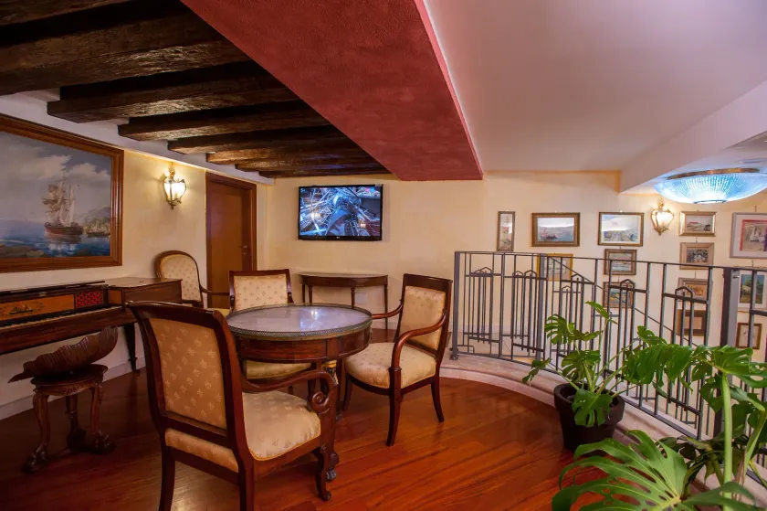 Hotel Flora - Image 1