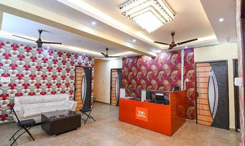 Fabexpress Comfort Inn - Image 1