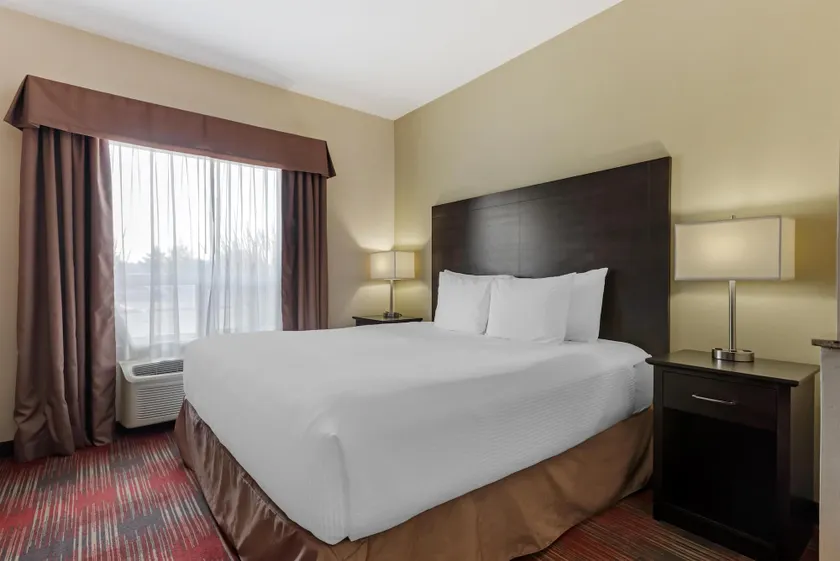 Best Western Plus Red Deer Inn & Suite - Image 1