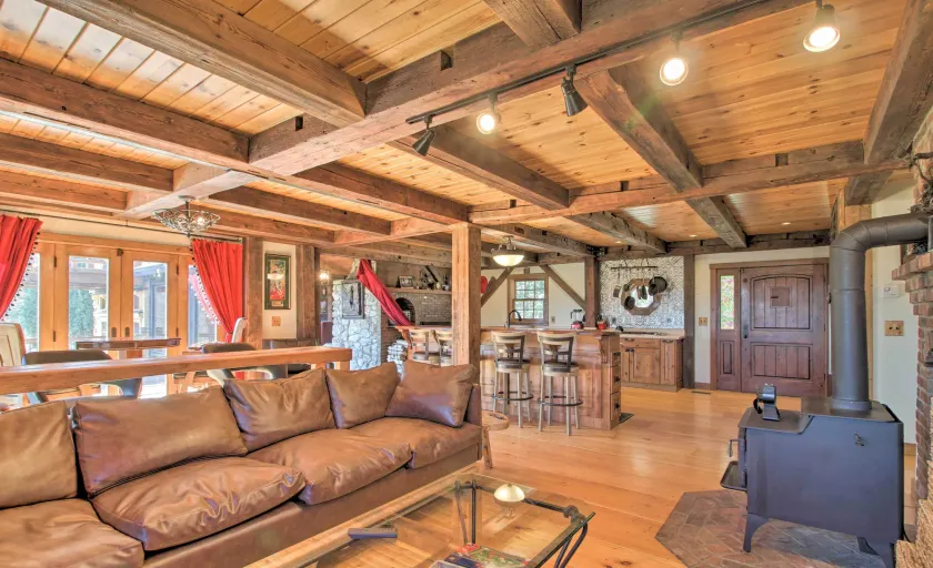Timeless Red Sox Retreat w/ Scenic Mountain Views! - Interiör