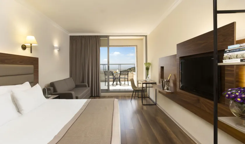 Golden Crown Hotel - Image 1