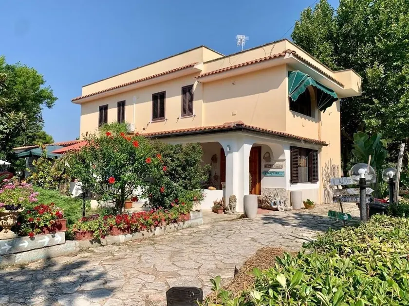 Villa Anna GuestHouse - Salento Airport Stay & Free Parking - Image 1