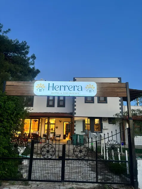 Herrera Otel & Tiny Houses - Image 1