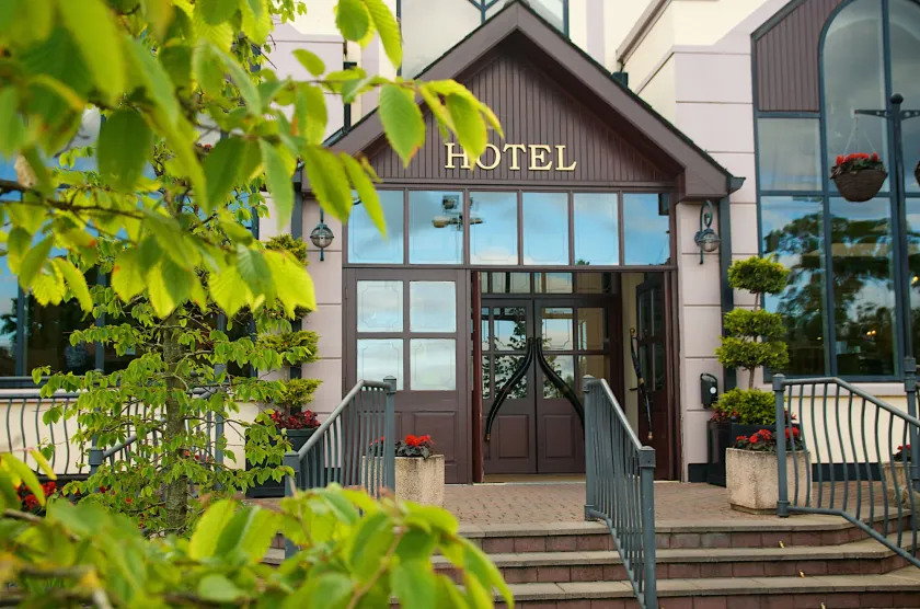 Four Seasons Hotel & Leisure Club - Image 1