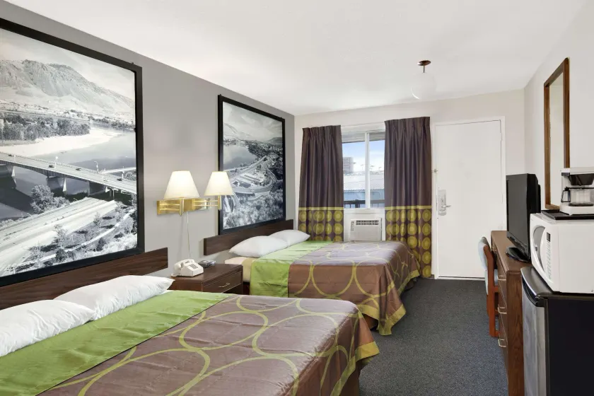 Super 8 by Wyndham Kamloops East - Image 1