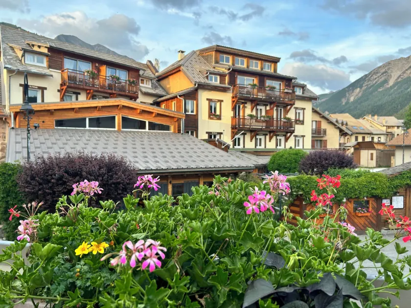 Logis Hôtel Les Autanes & Spa - Image 1