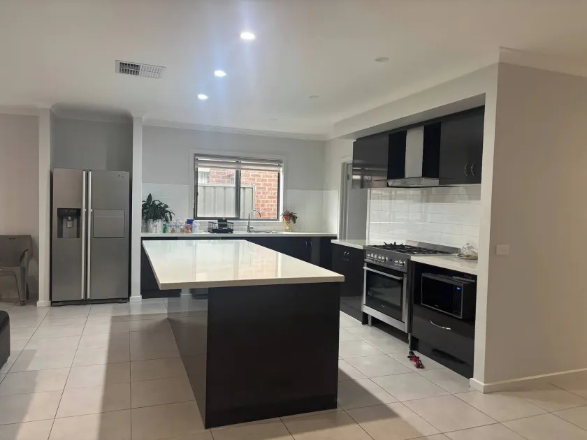 Spacious 4-Bedroom House Near Cobblebank Station - Image 1