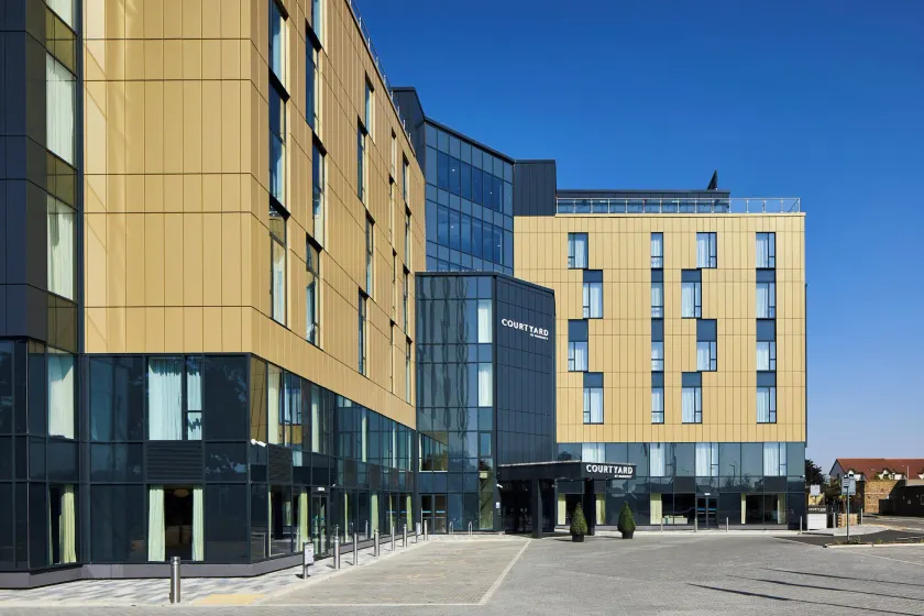 Courtyard by Marriott London Heathrow Airport - Image 1