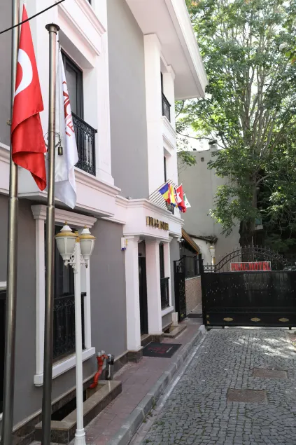 PRAG HOTEL - Image 1