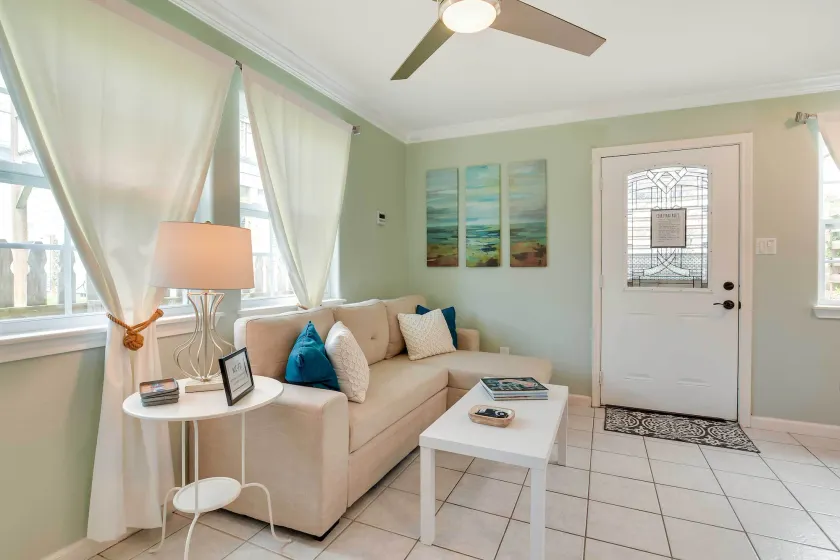 1 Block to Beach: Galveston Coastal Cottage - Intérieur