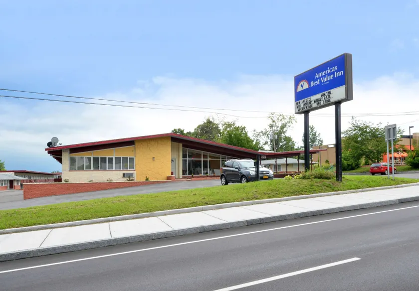 Americas Best Value Inn Geneva - Image 1