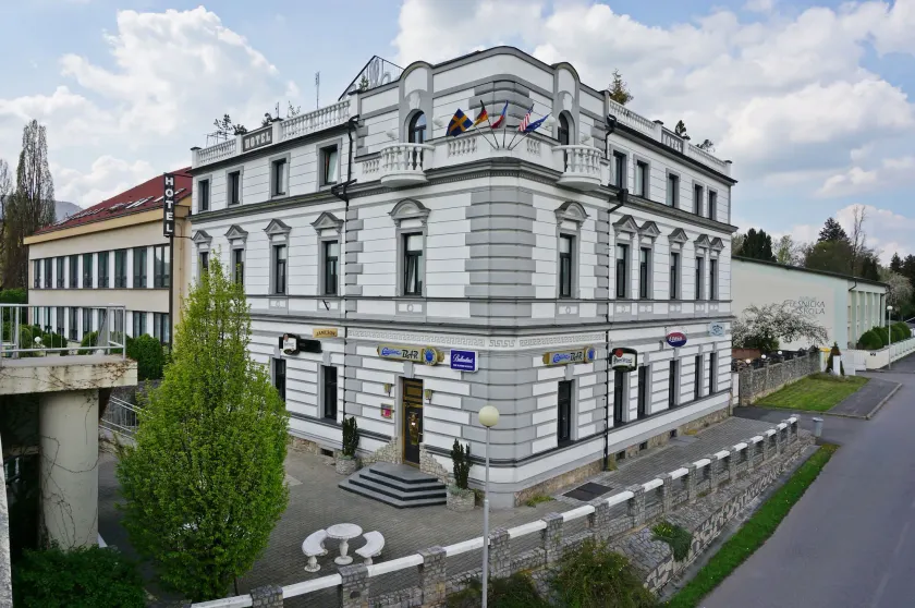 Hotel Cade - Image 1