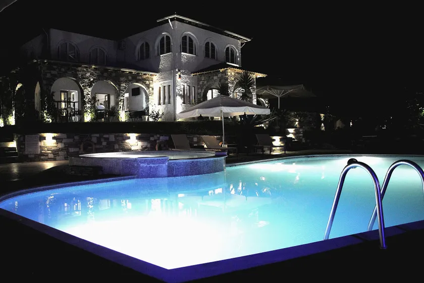 Zeus Hotel - Image 1