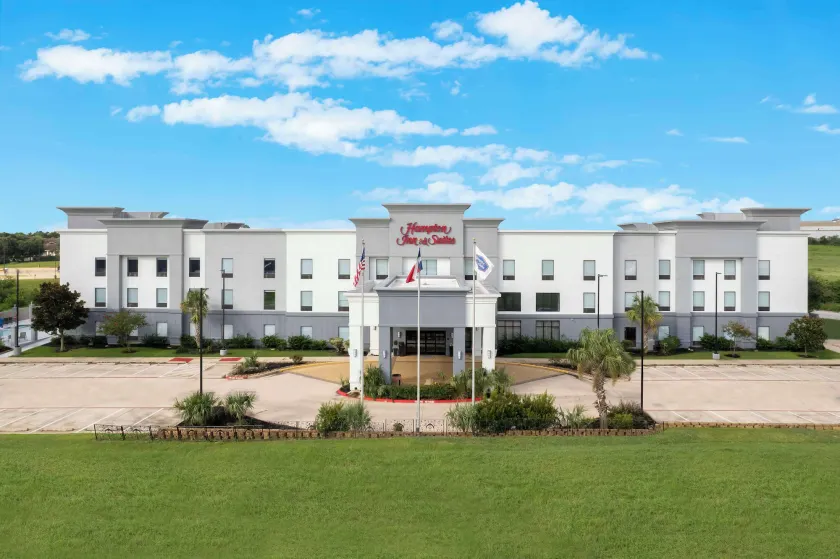Hampton Inn & Suites Brenham - Image 1