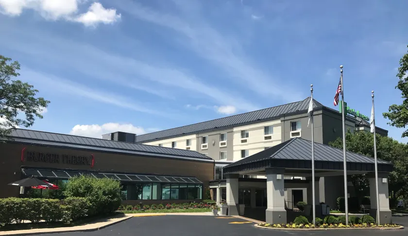 Holiday Inn & Suites Chicago-Carol Stream Wheaton by IHG - Image 1