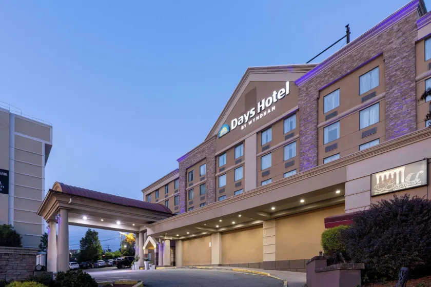 Days Hotel by Wyndham North Bergen - Image 1