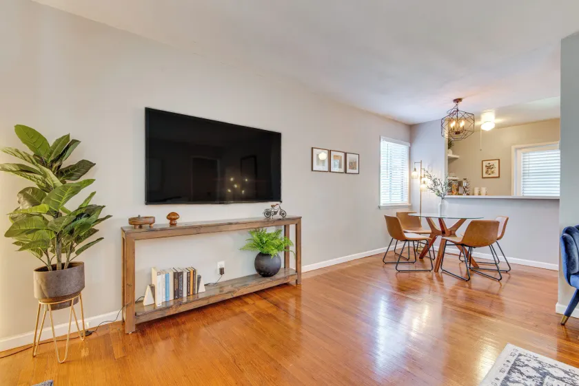 Centrally Located Burbank Duplex Near Hollywood! - Image 1