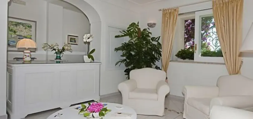 Villa Rosa - Lobby sitting area